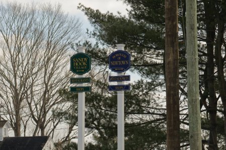 signos en Newtown, Connecticut que dirigen al municipio de Newtown y Sandy Hook Village, restaurantes y tiendas