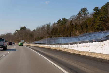 Foto de Wayland, MA - 2 de marzo de 2022: Esta granja solar en carretera es parte de un programa de energía renovable lanzado por MassDOT y desarrollado por Ameresco Inc.. - Imagen libre de derechos
