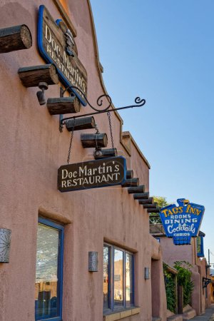 Foto de Taos, NM - 8 de octubre de 2023: Thomas Paul "Doc" Martin fue el primer médico practicante en Taos. Doc Martin 's Restaurant se encuentra dentro del Taos Inn en las antiguas oficinas de Martin. - Imagen libre de derechos