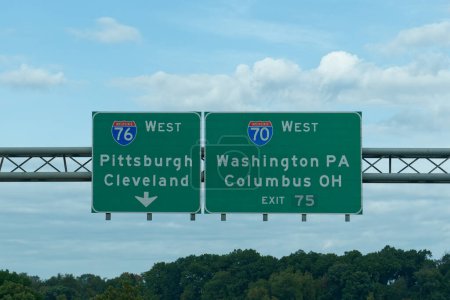 Foto de Tome la salida 75 hacia la I-70 oeste hacia Washington PA y Columbus OH, y la I-76 oeste hacia Pittsburgh, Pennsylvania y Cleveland, Ohio. - Imagen libre de derechos