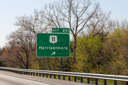 Téléchargez les photos : Sortie 251 de l'Interstate 81 pour l'US-11 vers Harrisonburg, Virginie - en image libre de droit