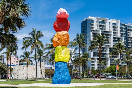 Téléchargez les photos : Miami, Floride - Avril 2, 2024 : "Miami Mountain" par Ugo Rondinone est une sculpture de 42 pieds de haut, aux couleurs vives à Collins Park par le Bass Museum of Art. - en image libre de droit