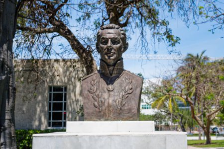 Téléchargez les photos : Miami, Floride - Avril 2, 2024 : Buste de Simon Bolivar, le leader militaire et politique vénézuélien, à Collins Park par le Bass Art Museum - en image libre de droit