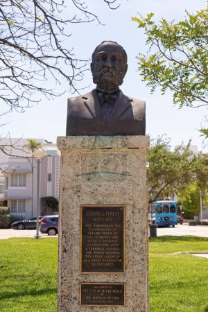 Foto de Miami, Florida - 2 de abril de 2024: El científico cubano Carlos J. Finlay descubrió la transmisión de la Fiebre Amarilla por el mosquito. Este busto fue presentado a la ciudad de Miami Beach por la República de Cuba - Imagen libre de derechos