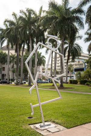 Foto de Miami, FL - 3 de abril de 2024: Escultura frente a The Fillmore que representa a Jackie Gleason, más conocido como Ralph Kramden en The Honeymooners - Imagen libre de derechos