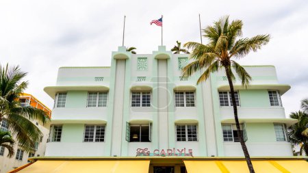 Téléchargez les photos : Miami Beach, Floride - 4 avril 2024 : Le Carlyle, un bâtiment historique conçu par Richard Kiehnel, ouvert comme hôtel en 1941 et est maintenant des résidences privées avec des condominiums disponibles pour la location de vacances. - en image libre de droit