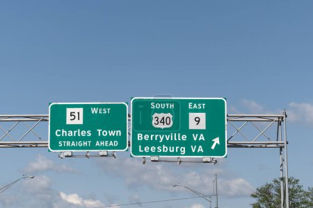 Ausfahrtsschild in Charles Town, West Virginia für WV-51 West in Richtung Charles Town, US-340 South und WV-9 in Richtung Berryville, Virginia und Leesburg, Virginia