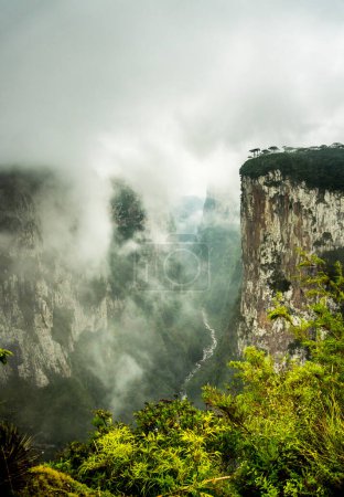 canyon de itaimbezinho vu de dessus dans la journée avec de nombreux nuages - Brésil