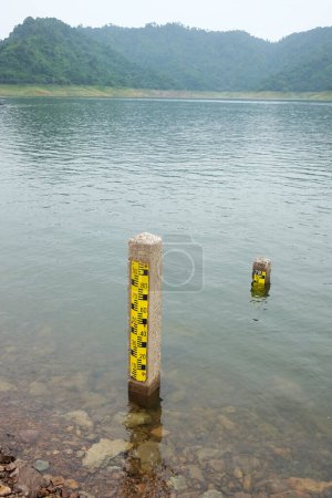 Téléchargez les photos : Poteaux en béton utilisés pour mesurer le niveau de l'eau et de la rivière dans le barrage de la Thaïlande. - en image libre de droit