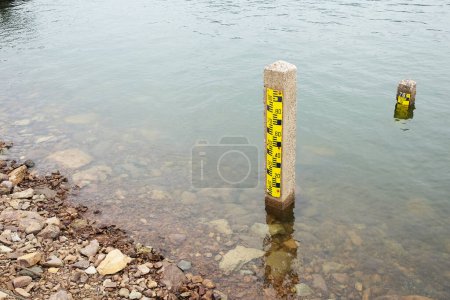 Téléchargez les photos : Poteaux en béton utilisés pour mesurer le niveau de l'eau et de la rivière dans le barrage de la Thaïlande. - en image libre de droit