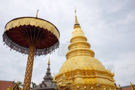 Téléchargez les photos : Beau stupa doré à Wat Phra que temple Haripunchai à Lamphun province, Thaïlande - en image libre de droit