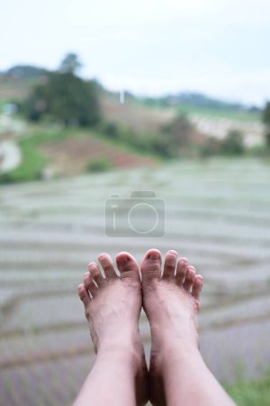 Téléchargez les photos : Femme pieds selfie est voyageur détente avec terrasse de riz et vue sur les montagnes - en image libre de droit