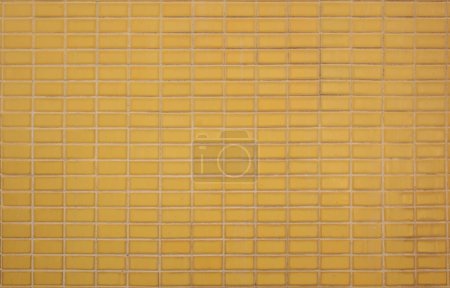 Téléchargez les photos : Fond mural en céramique jaune. Carreaux de mosaïque texture mur - en image libre de droit