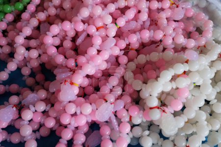 Téléchargez les photos : Bracelet en pierre rose quartz rose et blanche fait main dans la boutique en ligne en Thaïlande. Bijoux chanceux amulette - en image libre de droit