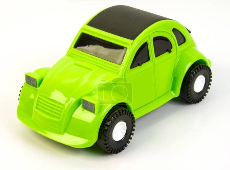 Foto de Coche verde sobre fondo blanco. Vehículos de juguete, juegos al aire libre para niños. - Imagen libre de derechos