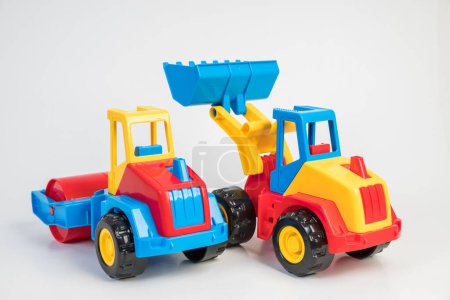 Téléchargez les photos : Modèles de jouets en plastique de véhicules de construction. Bulldozer et rouleau d'asphalte. - en image libre de droit