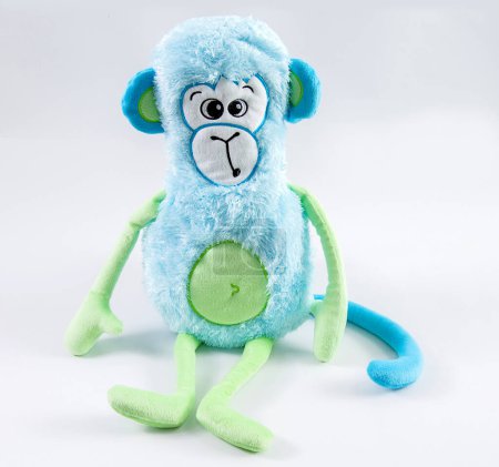 Plüsch-Kinderspielzeug blauer Affe auf weißem Hintergrund.