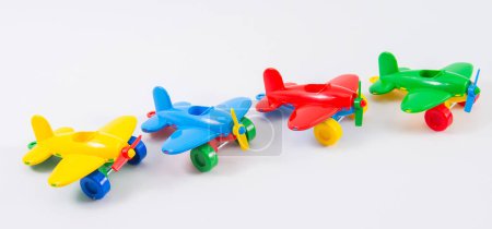 Avion multicolore en plastique pour enfants sur fond blanc.