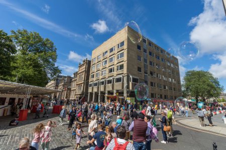 Téléchargez les photos : Rues d'Edimbourg pendant le festival d'Edimbourg 2022 avec des gens qui regardent des spectacles de rue en Ecosse - en image libre de droit