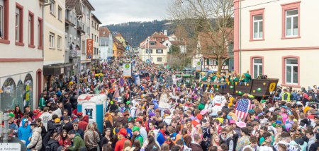 Téléchargez les photos : Neckargemuend, Allemagne - 18 février 2023 : défilé traditionnel de carnaval à neckargemuend dans la région palatine de Bade-Wurtemberg, Allemagne - en image libre de droit