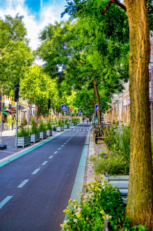 Foto de Berlín, Alemania - 17 de julio de 2022: Un carril bici dedicado separado de la calle en el barrio de Bergmann para mejorar la seguridad vial. - Imagen libre de derechos