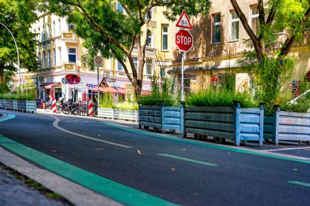 Foto de Berlín, Alemania - 17 de julio de 2022: Un carril bici dedicado separado de la calle en el barrio de Bergmann para mejorar la seguridad vial. - Imagen libre de derechos