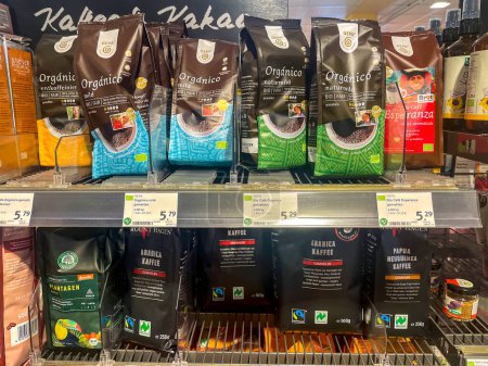 Téléchargez les photos : Berlin, Allemagne - 27 décembre 2022 : Vue sur une étagère avec des paquets de café dans un supermarché. - en image libre de droit
