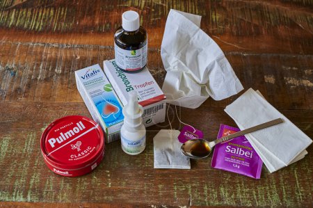 Téléchargez les photos : Berlin, Germany - January 3, 2023: Aids for the supportive treatment of coughs and colds. - en image libre de droit