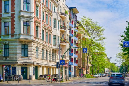 Foto de Berlin, Germany - May 11, 2022: Typical cityscape of Berlin-Kreuzberg. - Imagen libre de derechos