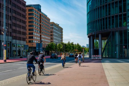Foto de Berlín, Alemania - 8 de mayo de 2020: Ciclistas en un carril bici en Potsdamer Platz en el centro de Berlín. - Imagen libre de derechos