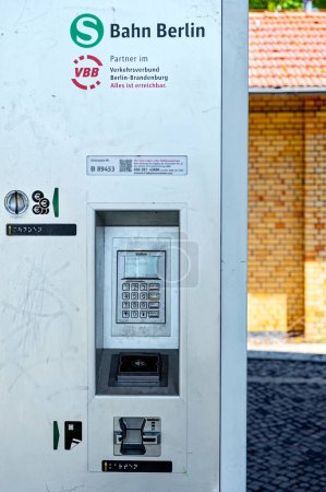 Foto de Berlín, Alemania - 1 de junio de 2020: Máquina de venta de billetes para el transporte público local. - Imagen libre de derechos