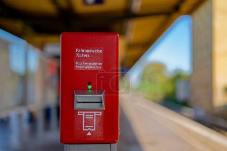 Foto de Máquina para la validación de billetes de ferrocarril. El texto está en alemán e inglés. - Imagen libre de derechos