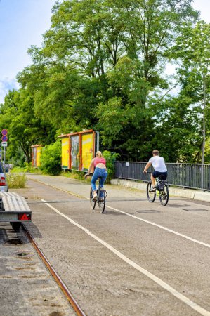 Foto de Berlín, Alemania - 30 de julio de 2023: Escena callejera con ciclistas en Berlín. El carril bici fue pintado para dar a los ciclistas más espacio en el tráfico. - Imagen libre de derechos