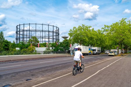 Foto de Berlín, Alemania - 30 de julio de 2023: Escena callejera con ciclista en Berlín. El carril bici fue pintado para dar a los ciclistas más espacio en el tráfico. - Imagen libre de derechos