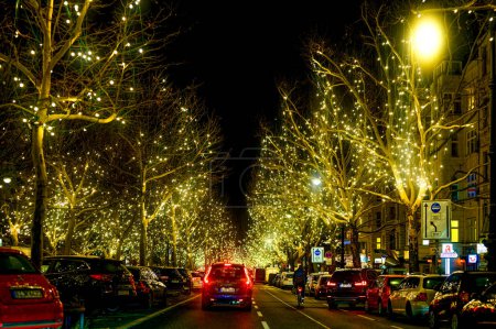 Téléchargez les photos : Berlin, Allemagne - 19 décembre 2019 : Scène de rue nocturne sur Kurfuerstendamm à Berlin avec décoration de Noël. - en image libre de droit