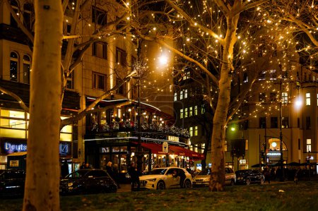 Téléchargez les photos : Berlin, Allemagne - 19 décembre 2019 : Scène de rue nocturne sur Kurfuerstendamm à Berlin avec décoration de Noël. - en image libre de droit