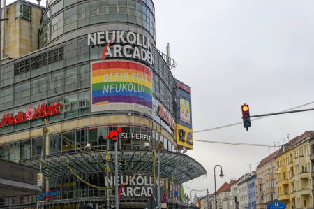 Foto de Berlín, Alemania - 1 de enero de 2024: Espacio publicitario con diferentes nombres de empresas y logotipos en la fachada de un centro comercial en Berlín. - Imagen libre de derechos