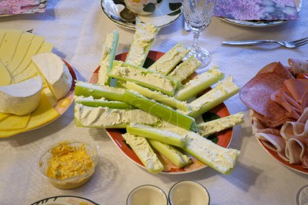 Téléchargez les photos : Table de petit déjeuner avec des bâtonnets de céleri farcis et d'autres aliments. - en image libre de droit
