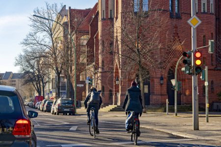 Foto de Berlín, Alemania - 28 de enero de 2024: Escena callejera con ciclistas en un carril bici en Berlín. - Imagen libre de derechos
