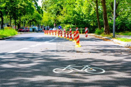 Foto de Bicicleta dedicada en una carretera principal para mejorar la seguridad vial. - Imagen libre de derechos