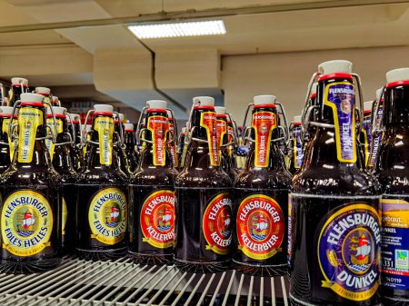 Téléchargez les photos : Berlin, Allemagne - 19 octobre 2021 : Vue sur une étagère avec des bouteilles de bière dans un supermarché. - en image libre de droit