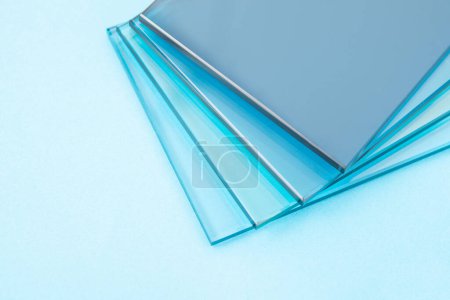 Téléchargez les photos : Feuilles de fabrication d'usine trempé panneaux de verre flotté clair coupé à la taille - en image libre de droit