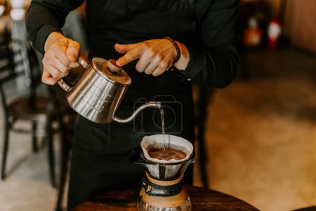 Foto de Barista profesional preparando café usando chemex verter sobre cafetera y hervidor de goteo - Imagen libre de derechos