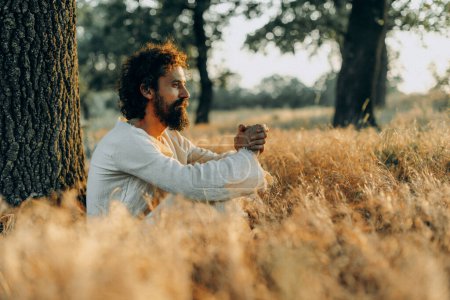 Téléchargez les photos : Jesus Christ Alone in the Garden, Meditating and Praying - en image libre de droit