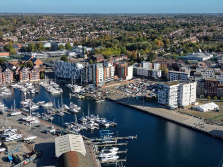 Téléchargez les photos : Vue aérienne de l'Université Ipswich du Suffolk et de la marina - en image libre de droit