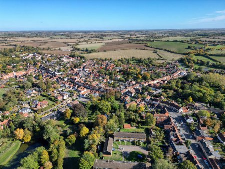 Téléchargez les photos : Vue aérienne du village médiéval de Lavenham dans le Suffolk - en image libre de droit