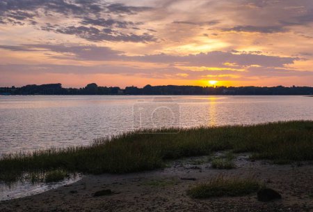 Téléchargez les photos : Calme et rivière au coucher du soleil dans le Suffolk - en image libre de droit