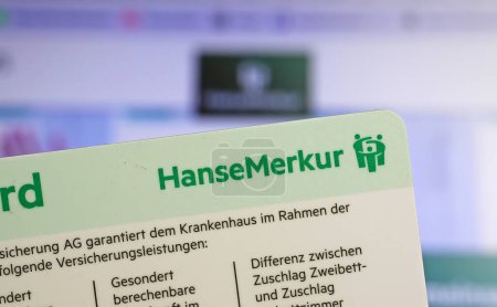 Téléchargez les photos : Viersen, Allemagne - 9 juin. 2022 : Gros plan sur la carte d'assurance privée HanseMerkur, fond flou du site - en image libre de droit