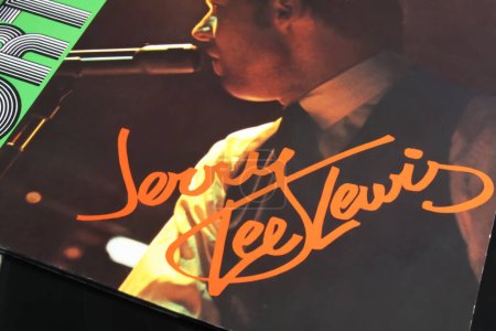 Foto de Viersen, Germany - May 9. 2022: Closeup of vinyl record cover of singer and pianist Jerry Lee Lewis - Imagen libre de derechos