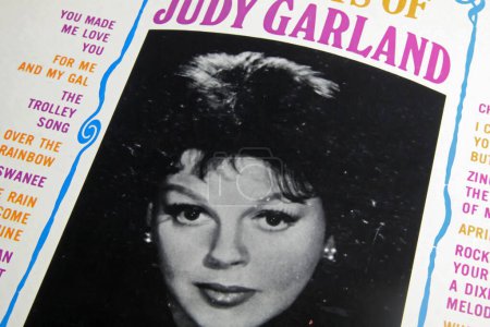 Téléchargez les photos : Viersen, Germany - May 9. 2022: Closeup of vinyl record cover of singer Judy Garland - en image libre de droit